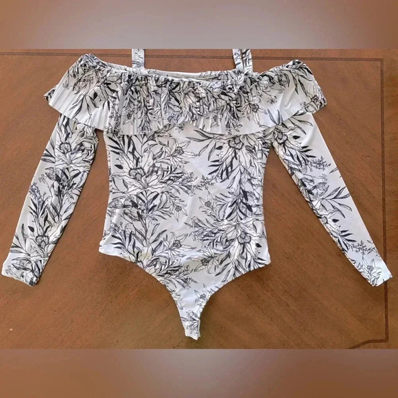 Guess Gorgeous Ruffle/Pleated Overlay Bodysuit White/Black Women’s Small EUC - Picture 3 of 14